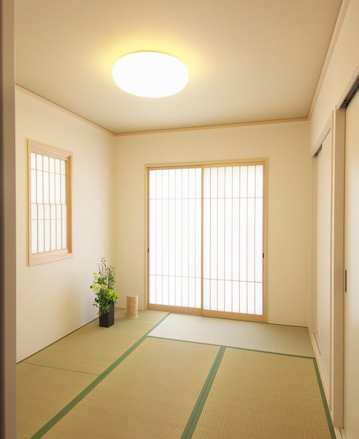 手机屏幕上展示免费小游戏大全 App 首页，霓虹风格游戏分类卡片整齐排列，暖光环境下用户正滑动挑选小游戏
